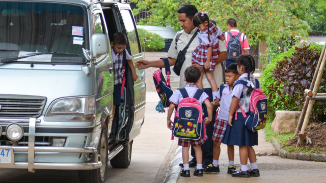 Ilustrasi mobil jemputan anak sekolah
