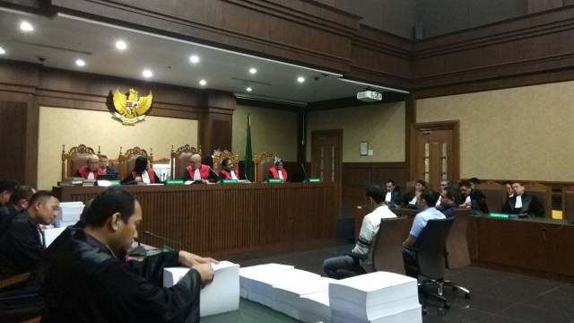 Sidang tuntutan Gubenur Aceh nonaktif Irwandi Yusuf (kanan), stafsus Irwandi, Hendri Yuzal (tengah) dan Teuku Saiful Bahri (kiri) di Pengadilan Tipikor Jakarta. Foto: Adhim Mugni Mubaroq/kumparan