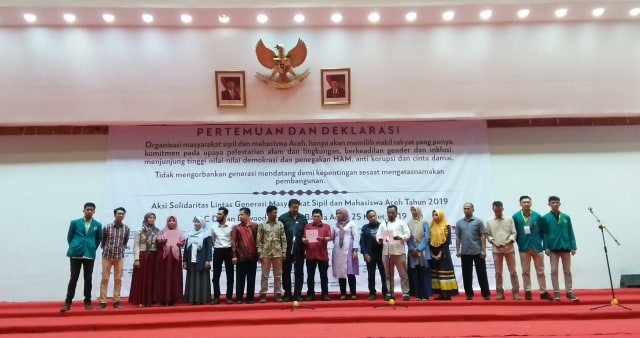 Masyarakat sipil dan mahasiswa di Aceh membacakan deklarasi bersama dalam aksi solidaritas lintas generasi 2019 yang digelar di Darussalam, Banda Aceh, Senin (25/3). Foto: Husaini/acehkini