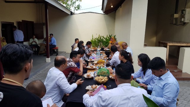 PPPA, Dinas Kebudayan Kota Ternate, dan pihak bank di Ternate saat rapat di Benteng Oranje. (Foto: Faris Bobero/cermat) 