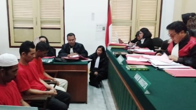 Tiga terdakwa sabu saat mendengarkan  vonis hakim di PN Medan. Foto: Dok. Istimewa