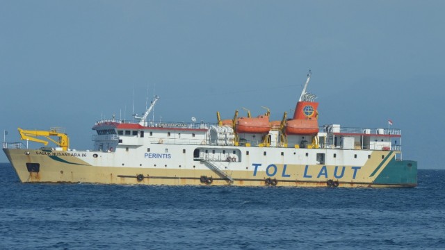 Kapal Tol Laut yang masuk ke perairan Ternate, Maluku Utara. (Foto: Olis/cermat)
