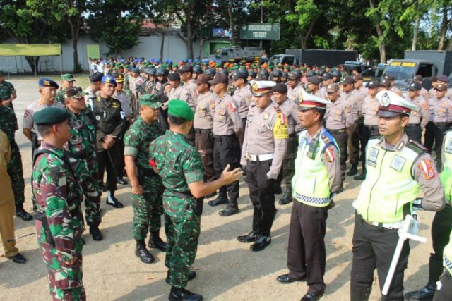 Apel bersama 1.582 personel gabungan TNI-Polri di Lapangan Sudirman, Lhokseumawe, Senin (25/3). Foto: Dok. Polres Aceh Utara