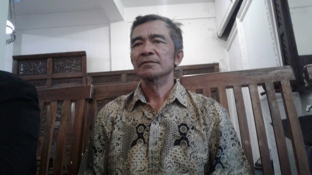 Prawoto (48), saat menghadiri sidang untuk menuntut hak sertifikat rumahnya yang digadaikan oleh oknum lurah tempanya tinggal di Kabupaten Sukoharjo. (Agung Santoso)