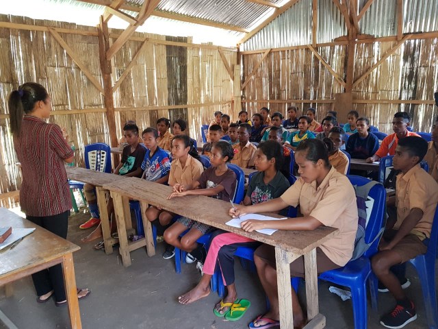 Seorang guru honorer SMP Negeri 3 Waigete sedang mengajar Mata Pelajaran Agama Katolik kepada murid kelas 7. Foto: Mario WP Sina/florespedia
