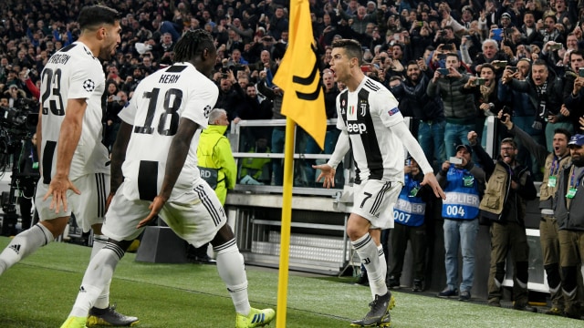 Moise Kean dan Cristiano Ronaldo merayakan gol di laga Juventus. Foto: REUTERS/Alberto Lingria