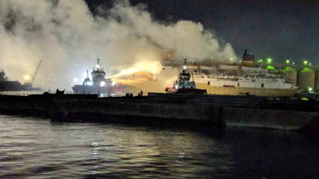 Proses pendinginan kebakaran kapal Motor Awu di Pelabuhan Tj. Emas. Foto: Afiati Tsalitsati/kumparan