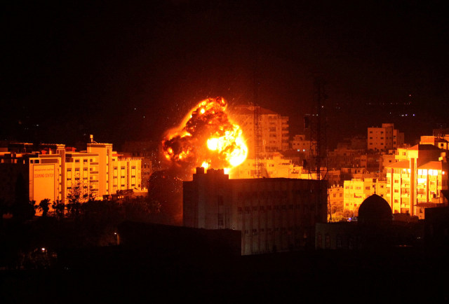 Kondisi Gaza saat Israel melancarkan serangan udara balasan Foto: REUTERS/Mohammed Ajour