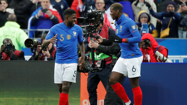Umtiti dan Pogba merayakan gol. Foto: REUTERS/Charles Platiau