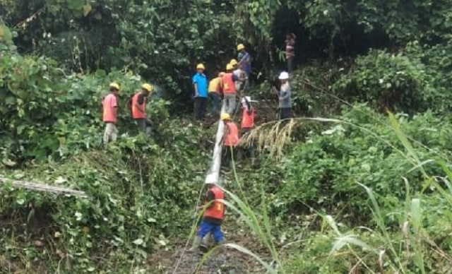 Petugas PLN sedang memperbaiki sejumlah tiang listrik, usai diterjang banjir bandang Sentani. (Dok: PLN Papua) 