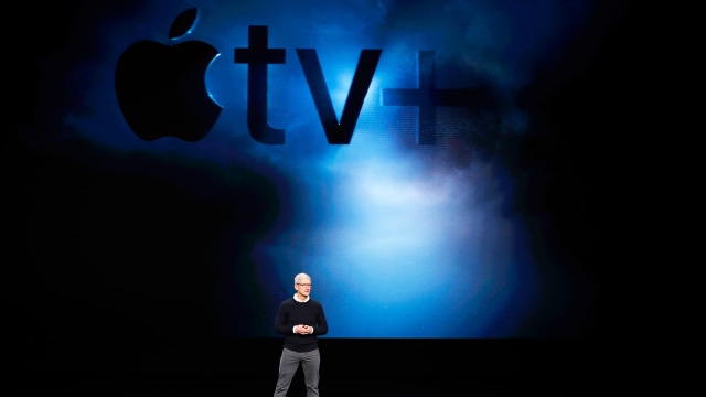 CEO Apple Tim Cook memperkenalkan layanan baru Apple TV Plus. Foto: Stephen Lam/Reuters