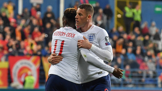 Hudson-Odoi dan Ross Barkley di laga Montenegro vs Inggris. Foto: Andrej ISAKOVIC / AFP