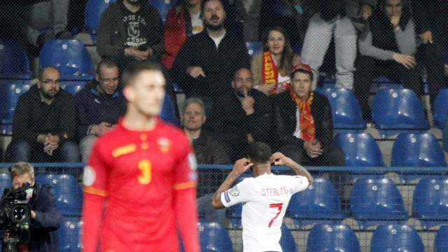 Raheem Sterling di laga melawan Montenegro. Foto: REUTERS/Stevo Vasiljevic