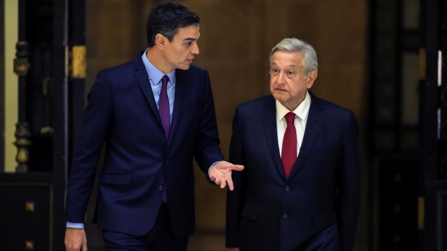 Presiden Meksiko, Andres Manuel Lopez Obrador (kanan) dan Perdana Menteri Spanyol Pedro, Sanchez. Foto: AFP/Alfredo ESTRELLA