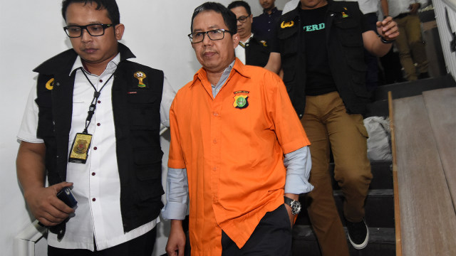 Mantan Plt Ketua Umum PSSI Joko Driyono mengenakan rompi tahanan seusai menjalani pemeriksaan di Ditreskrimum Polda Metro Jaya. Foto: ANTARA FOTO/Indrianto Eko Suwarso