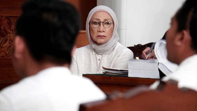 Ratna Sarumpaet saat mendengarkan keterangan saksi, pada sidang dengan agenda pemeriksaan saksi, di Pengadilan Negeri Jakarta Selatan, Selasa (26/3). Foto: Iqbal Firdaus/kumparan