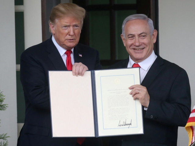 Presiden AS Donald Trump (kiri) dan Perdana Menteri Israel Benjamin Netanyahu memperlihatkan surat mengakui kedaulatan Israel atas Dataran Tinggi Golan. Foto: REUTERS/Leah Millis