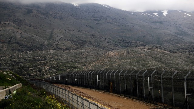 Pagar terlihat di garis gencatan senjata antara Israel dan Suriah di Dataran Tinggi Golan yang diduduki Israel. Foto: REUTERS/Ammar Awad