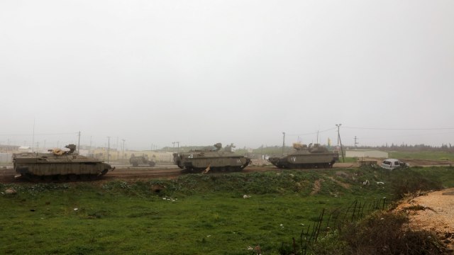 Kendaraan militer Israel lapis baja terlihat di Dataran Tinggi Golan yang diduduki Israel. Foto: REUTERS/Ammar Awad