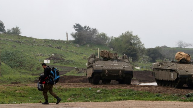 Kendaraan militer Israel lapis baja terlihat di Dataran Tinggi Golan yang diduduki Israel. Foto: REUTERS/Ammar Awad