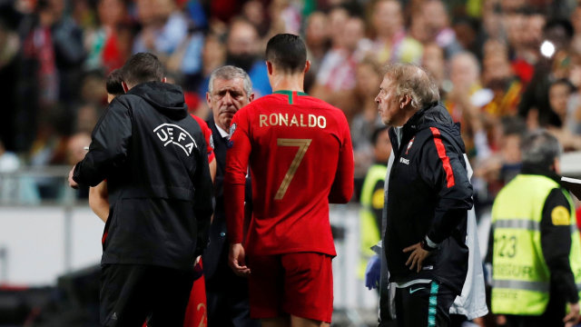 Cristiano Ronaldo terpaksa diganti akibat cedera. Foto: REUTERS/Rafael Marchante