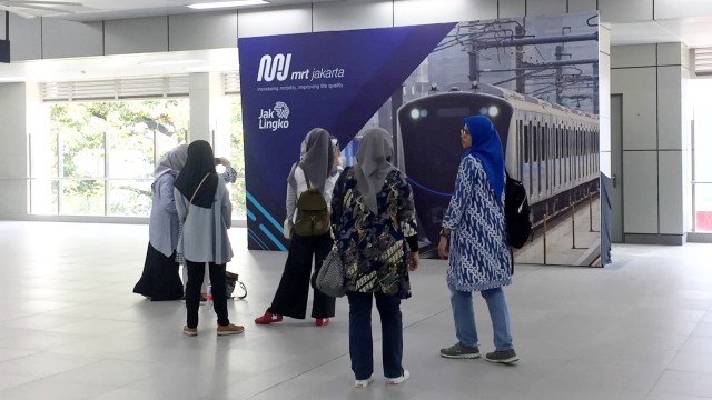 Suasana pengunjung di Stasun MRT Jakarta, Selasa (26/3). Foto: Elsa Toruan/kumparan