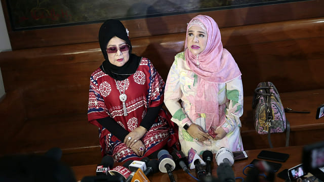 Elvy Sukaesih, Fitria Sukaesih, Konferensi Pers terkait pernikahan Dhawiya