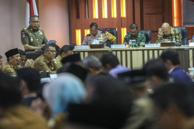 Plt Gubernur Aceh, Nova Iriansyah memberikan sambutan dalam rapat Kesiapan Pemilu 2019 Aceh, Selasa (26/3). Foto: Suparta/acehkini