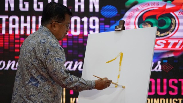 Wakil Presiden Jusuf Kalla menulis angka 1 sebagai simbol pembukaan Pameran Produk Unggulan Narapidana 2019. Foto: Dok. Setwapres