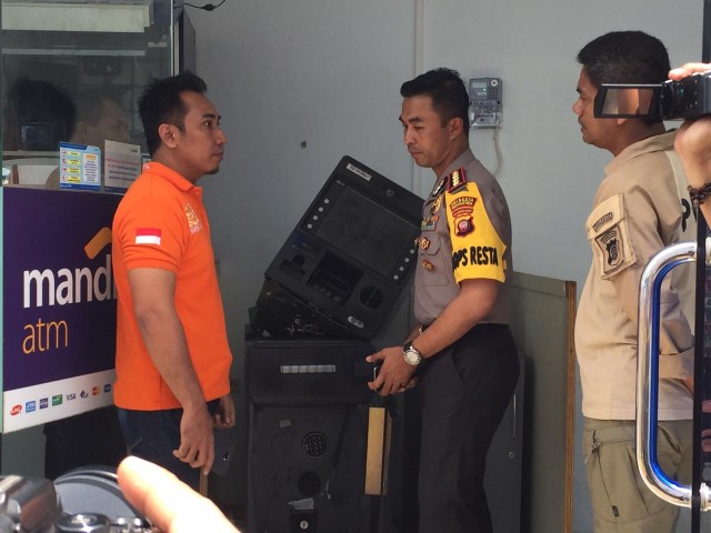 Kapolresta Pontianak, Kombes Pol M Anwar Nasir, melakukan pemeriksaan terhadap ATM BRI di Parit Mayor, Pontianak Timur. Foto: Dok. Hi!Pontianak