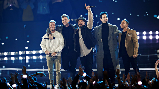 Aksi Backstreet Boys di panggung Musik iHeartRadio, Los Angeles, California, Amerika Serikat. Foto: Reuters/Mario Anzuoni