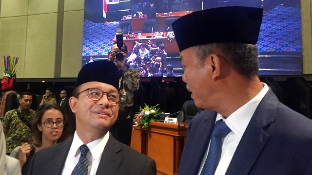 Gubernur DKI Jakarta, Anies Baswedan (kiri) dan Ketua DPRD DKI, Prasetyo Edi Marsudi (kanan) di DPRD DKI. Foto: Moh Fajri/kumparan