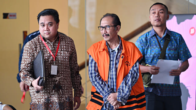 Hakim (nonaktif) Pengadilan Negeri Jakarta Selatan Iswahyu Widodo (tengah) berjalan seusai menjalani pemeriksaan di kantor KPK, Jakarta. Foto: Antara/Sigid Kurniawan