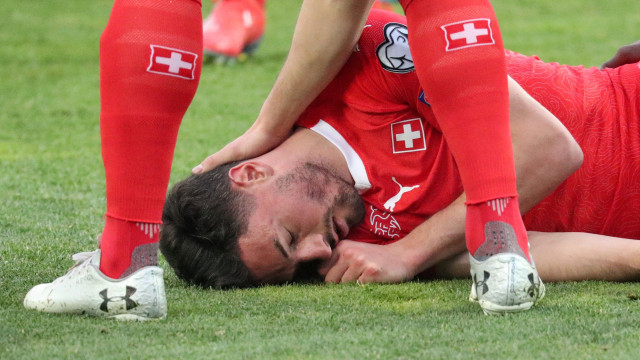 Bek Swiss, Fabian Schaer, terkapar setelah alam cedera kepala. Foto: REUTERS/Irakli Gedenidze