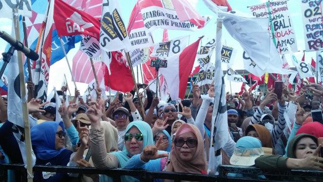 Emak-emak pendukung Prabowo memadati kampanye di Denpasar, Selasa (26/3) - kanalbali/KAD