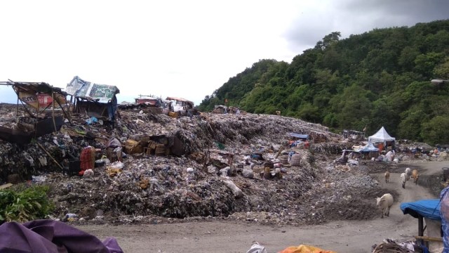 Aktivitas tempat pembuangan sampah terpadu (TPST) Piyungan, Kecamatan Piyungan, Kabupaten Bantul, DIY. Foto: Arfiansyah Panji Purnandaru/kumparan