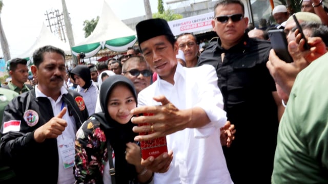 Capres nomor urut 01 Jokowi berswafoto bersama warga, saat berkampanye di Lhoksemawe, Aceh, Selasa (26/3). Foto: Dok. TKN