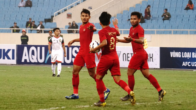 Aksi selebrasi Pemain Timnas U-23 Indonesia setelah mencetak gol pada Pertandingan babak kualifikasi Piala Asia U-23 saat melawan Brunei Darussalam di Stadion My Dinh, Hanoi, Selasa (26/3). Foto: Nugroho Sejati/kumparan