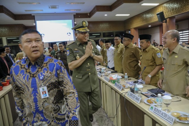 Soedarmo (depan) bersama Plt Gubernur Aceh, Nova Iriansyah saat rapat koordinasi kesiapan Pemilu 2019, Selasa (26/3). Foto: Suparta/acehkini