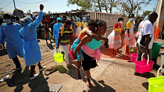 Seorang wanita dibawa keluar pusat kesehatan di Beira, Mozambik. Foto: Reuters/Mike Hutchings