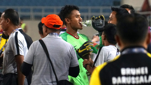 Pemain Timnas U-23 Indonesia, Dimas Drajad (tengah) meminum air usai Pertandingan babak kualifikasi Piala Asia U-23 antara Indonesia vs Brunei Darussalam di Stadion My Dinh, Hanoi, Selasa (26/3). Foto: Nugroho Sejati/kumparan