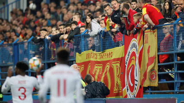 Aksi rasialisme suporter Montenegro terhadap pemain Inggris, Danny Rose, berbuah dakwaan dari UEFA. Foto: Reuters/Carl Recine