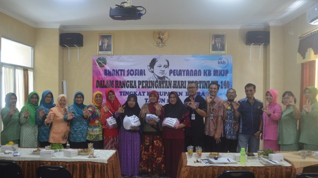 Panitia Peringatan Hari Kartini Kabupaten Blora, saat laksanakan bakti sosial di Kecamatan Kedungtuban, Selasa (26/03/2019)