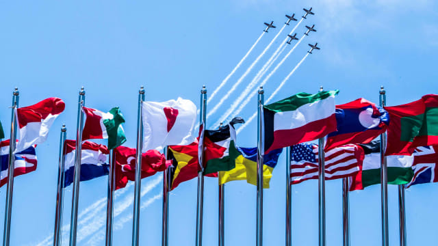Pesawat tim Aerobatik Jupiter melakukan manuver di udara saat Langkawi International Maritime and Aerospace (LIMA) 2019 di Langkawi, Malaysia, Selasa (26/3/2019). Foto: ANTARA FOTO/M Agung Rajasa