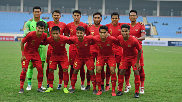 Tim nasional U-23 Indonesia berfoto bersama menjelang pertandingan sepak bola Grup K kualifikasi Piala Asia U-23 AFC 2020 di Stadion Nasional My Dinh, Hanoi, Vietnam. Foto: Antara/R. Rekotomo