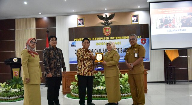 Pemberian cinderamata kepada Kepala ANRI di Aula Kantor Bupati Kobar. (Foto: Prokom Kobar)