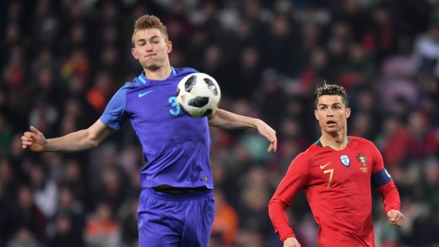 De Ligt ketika menghadapi Ronaldo. (Foto: Fabrice Coffrini/AFP)