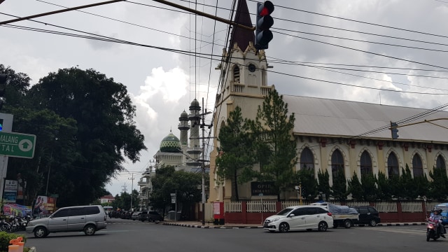 Gereja GPIB Immanuel dan Masjid Agung Jami' Malang yang berada di Jalan Merdeka Barat, Kota Malang. (foto: Irham Thoriq/Tugu Malang).