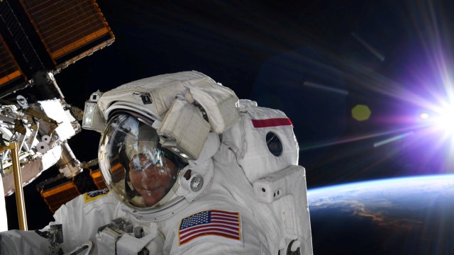 Astronaut NASA Anne McClain saat melakukan perjalanan luar angkasa di Stasiun Luar Angkasa Internasional. Foto: NASA via Reuters
