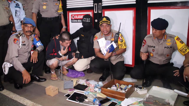 Polisi menunjukkan sejumlah barang  saat menggeledah kamar Willy di lapas Kerobokan Klas II A Denpasar. Foto: Denita BR Matondang/kumparan